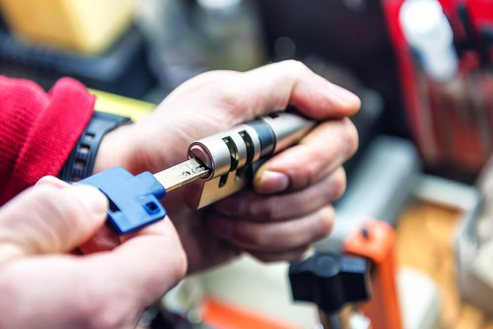 What Makes Your Home an Easy Target For Burglar – A Abu Dhabi Locksmith Guide